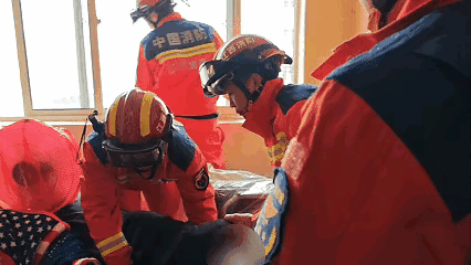 生死七秒！宜春男子七楼窗外悬空，母亲哭喊死死拽住，消防员翻窗那一幕看哭全网

生