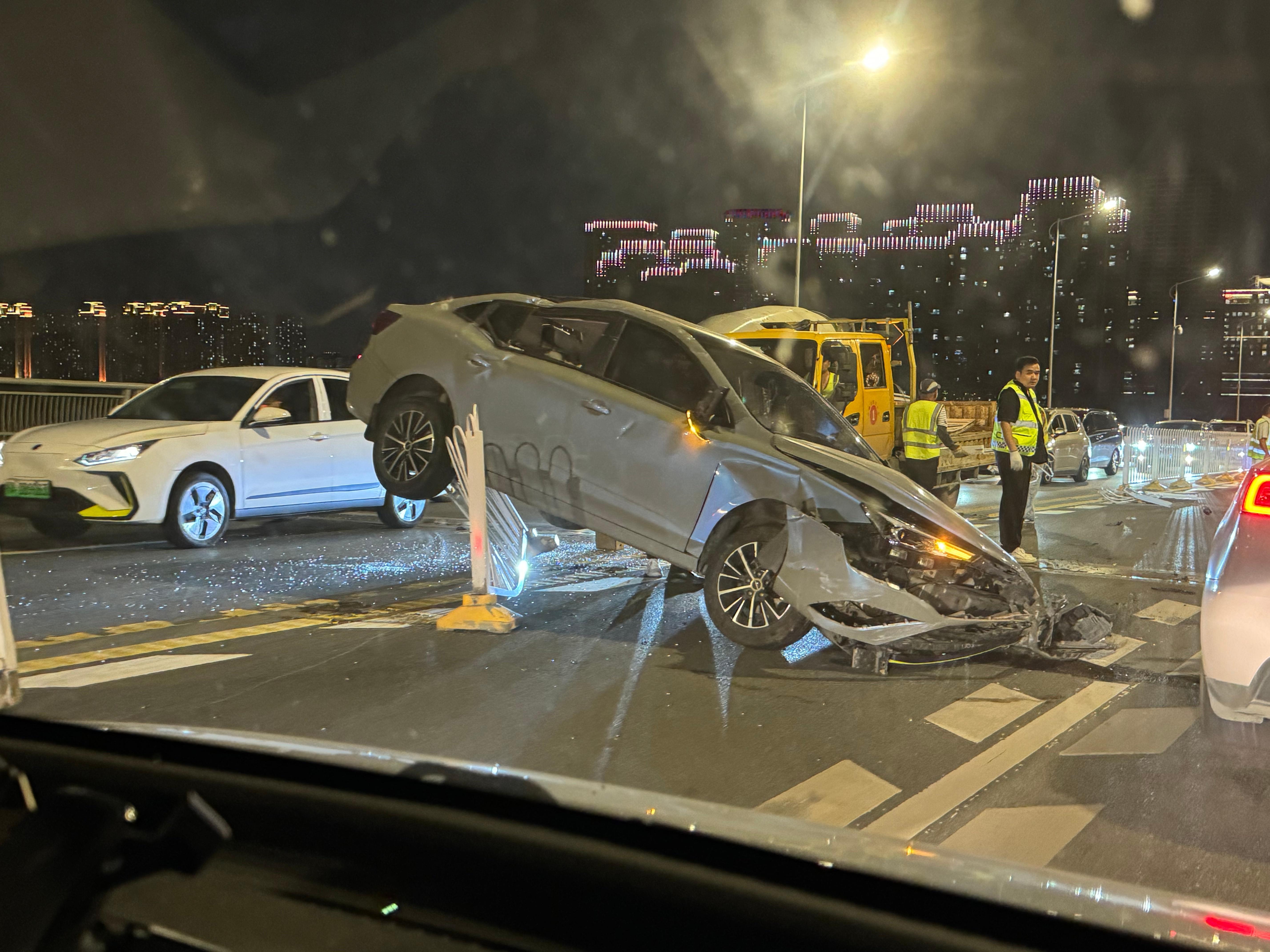 这是有多快，才会这样，但愿人没事儿！  ​​​