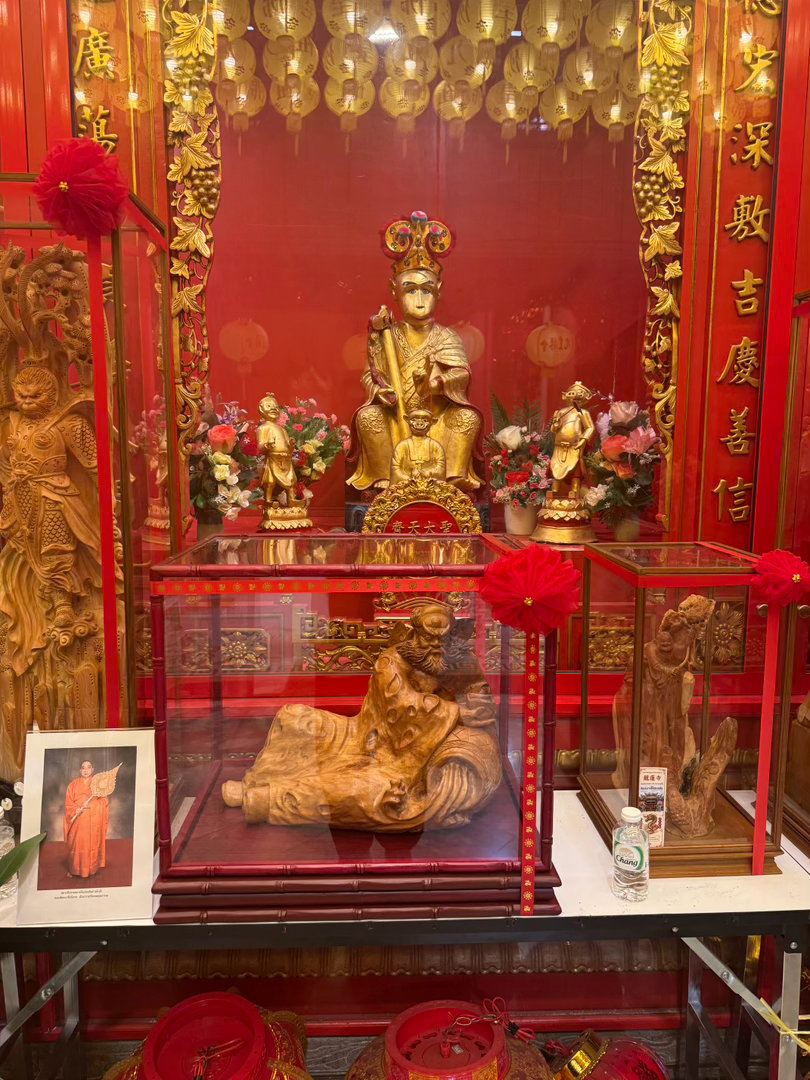刚刚在龙莲寺，给大家祈福[拥抱]点赞沾沾好运
