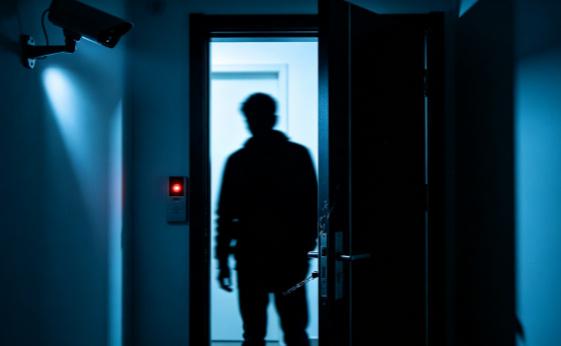 男子帮女租客充了话费，就觉得自己“被暗示”了。凌晨3点，他闯入对方卧室，用打火机