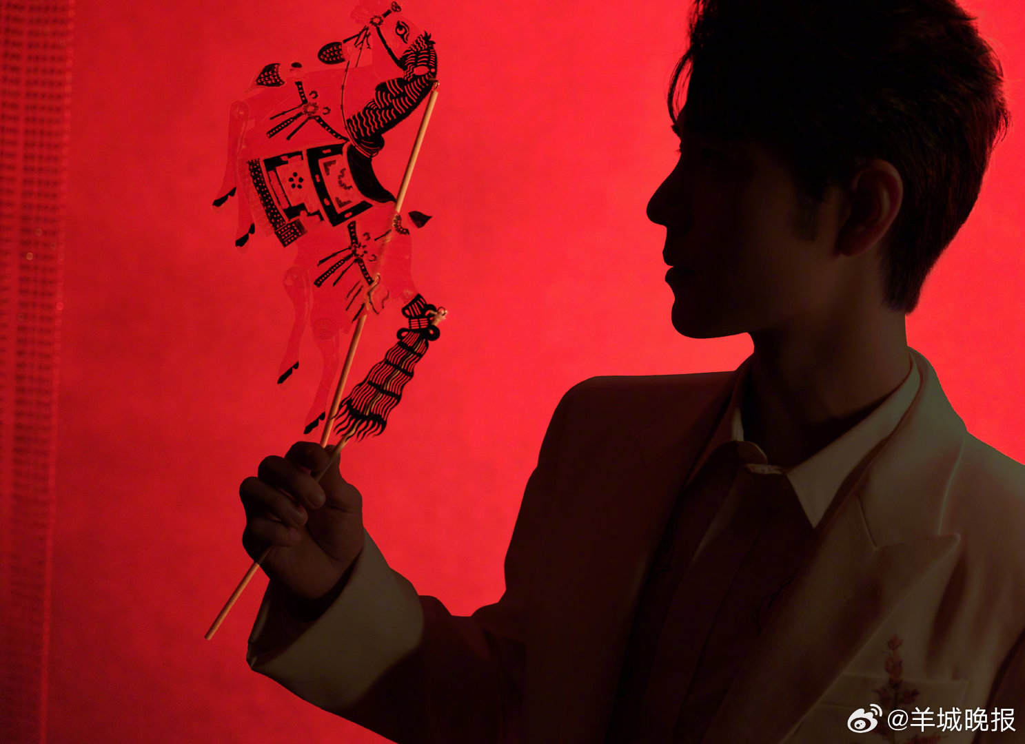 肖战【肖战即将亮相#北京台春晚#】2月17日晚，晒图并发文：岁岁安康，年年欢畅。