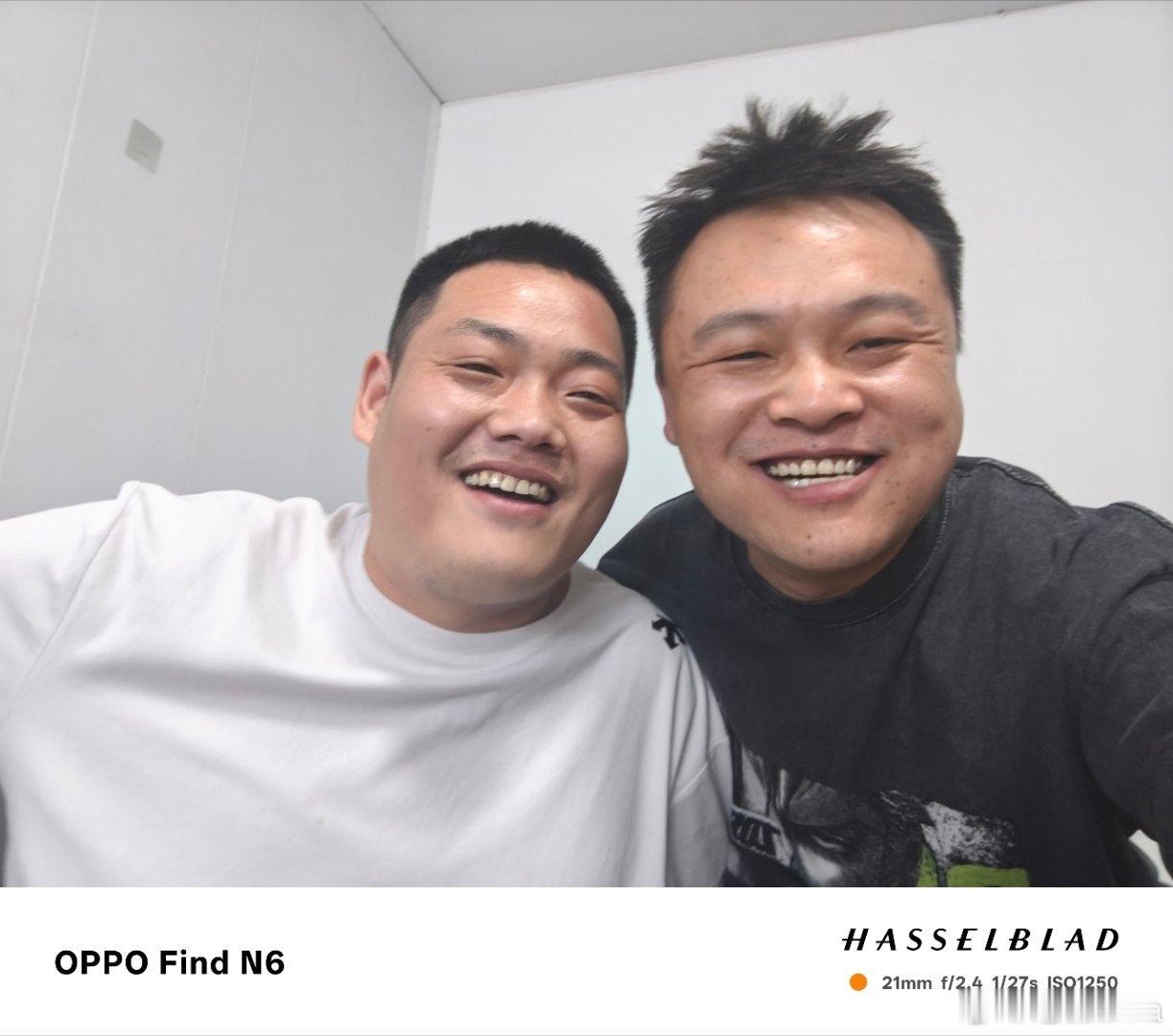 第一次看到，有人把有礼貌做曲解！作为东道主，和客人合影微笑，是最基本的礼仪吧？我