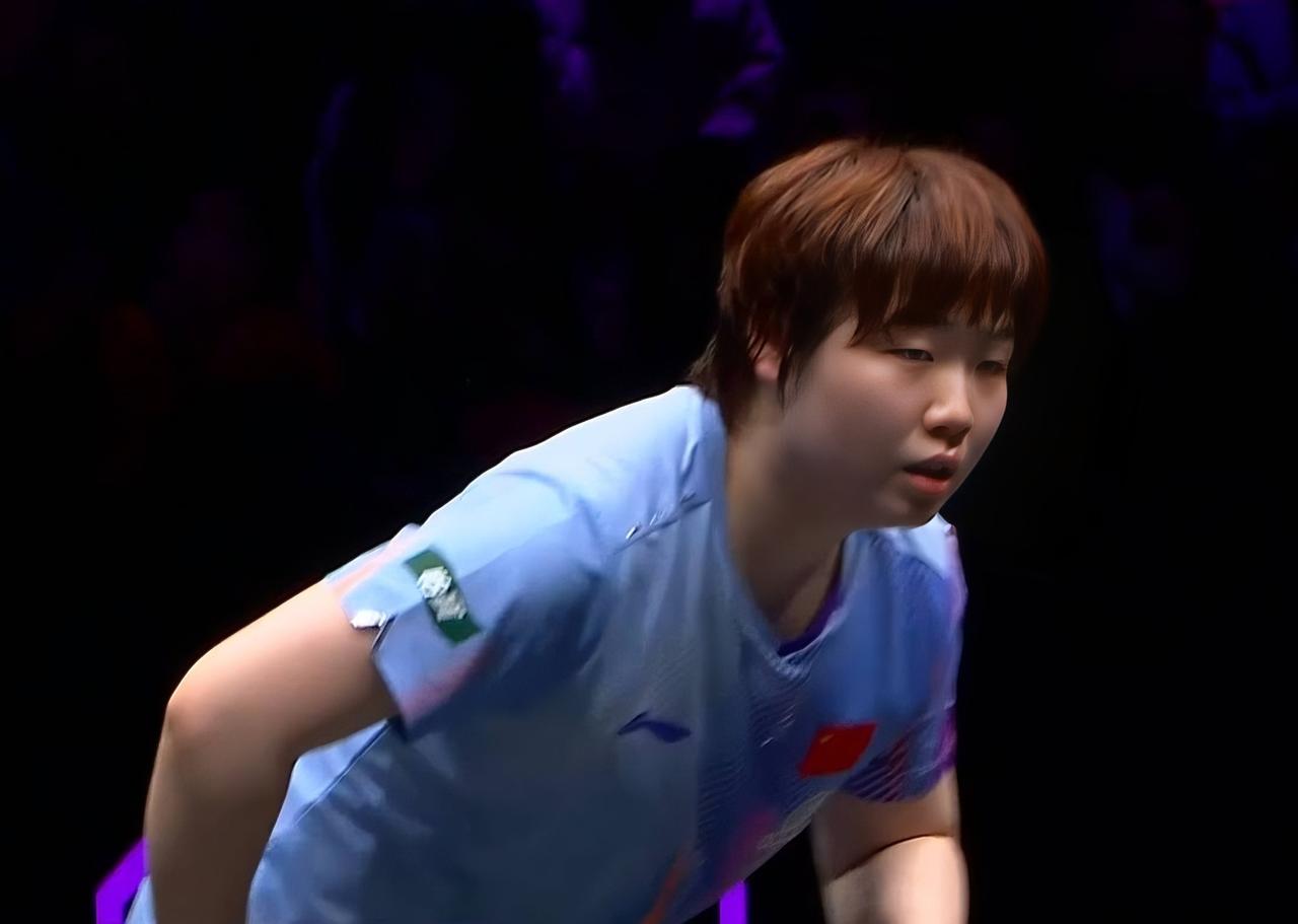 重庆冠军赛女单决赛，
蒯曼对阵张本美和，
首局6:11落败，
球迷们的心提到嗓子