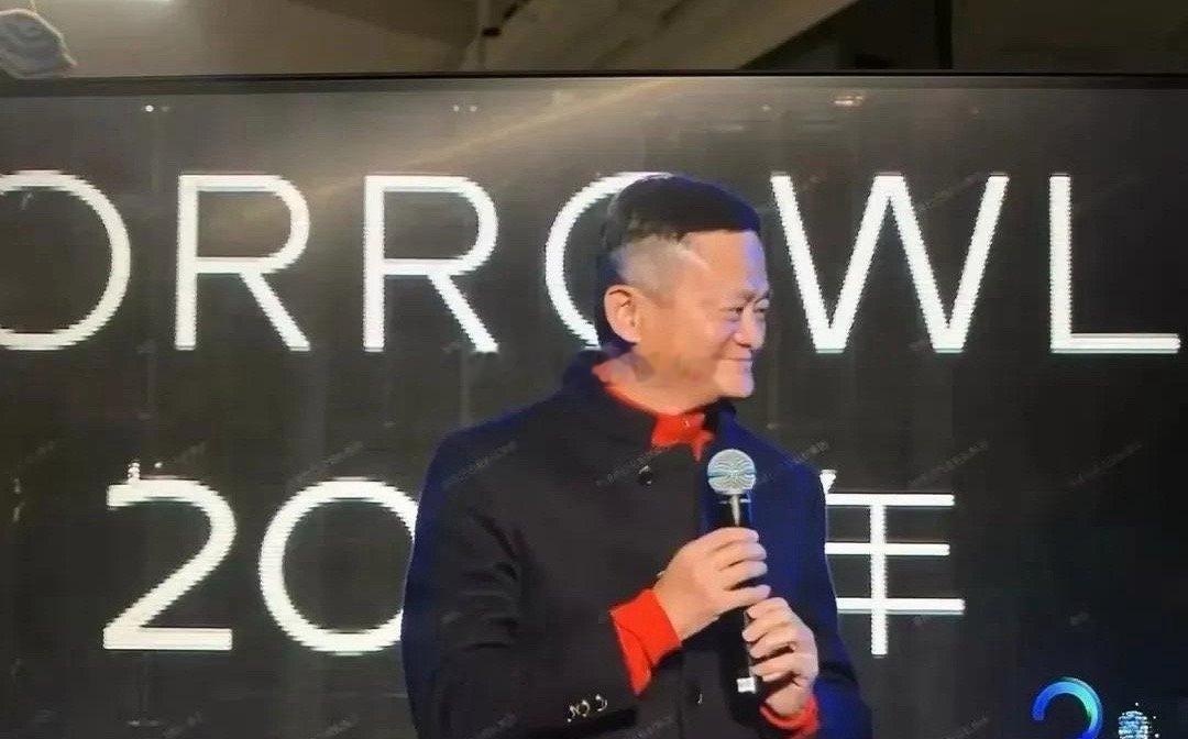 马云回国后的三个变化耐人寻味！马云不穿布鞋改皮鞋，曾经的“随意”大佬，如今也注重