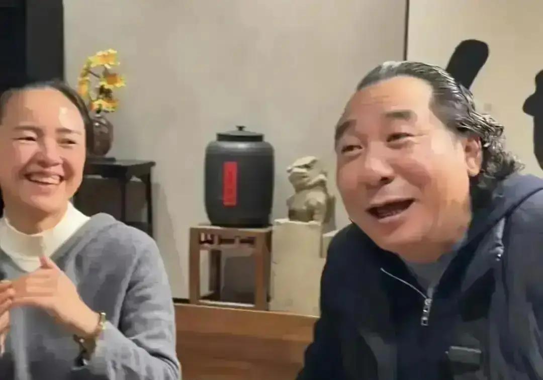 直播间灯光刺眼。
李亚鹏扯了扯领口，那件波司登旧得发亮。
“十六年。
”他语调平