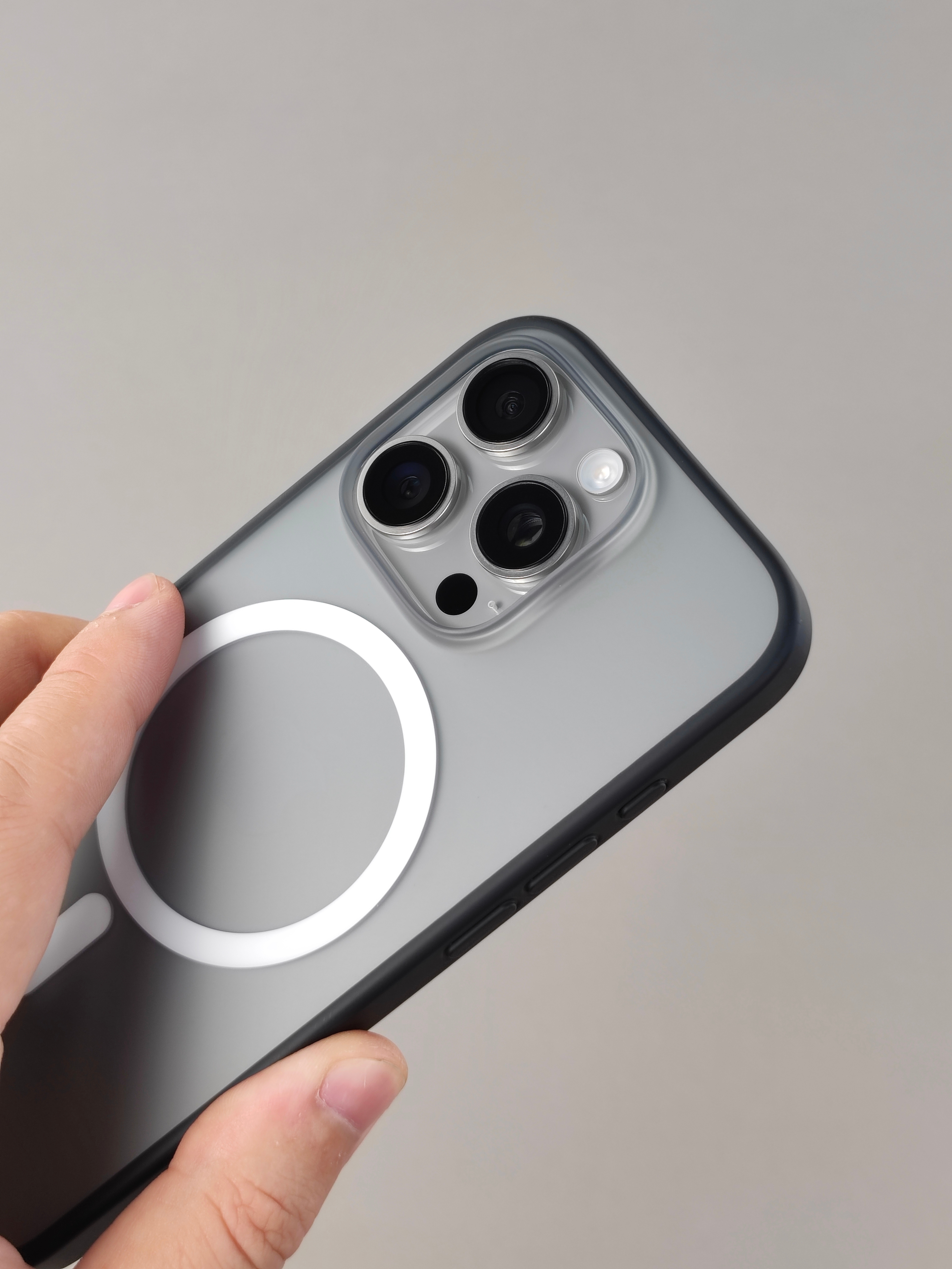 iPhone 16 Pro 013，是可以用“轻薄”来形容的一款 TPU+PC 