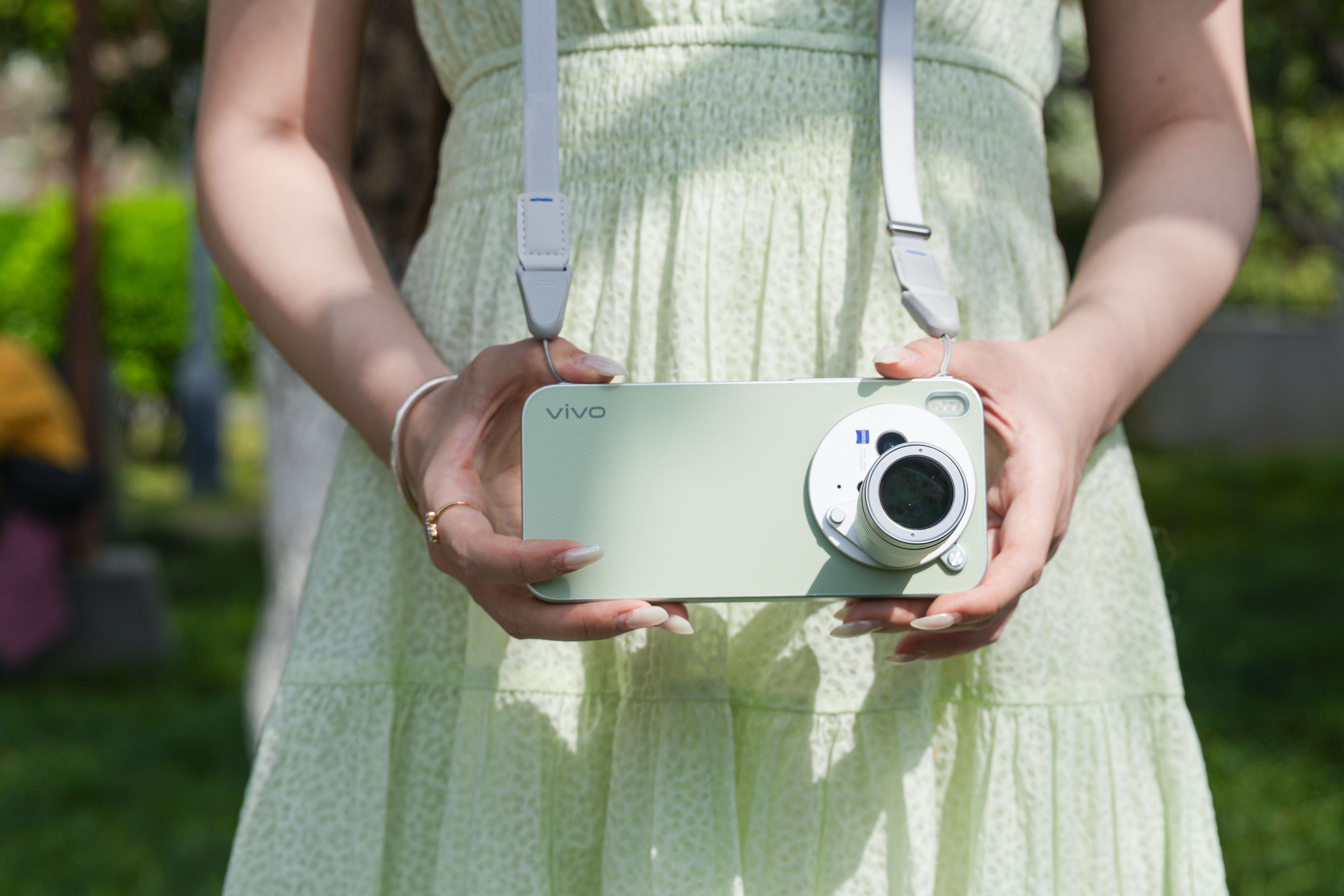 vivo X300s 胶片绿，是春日最温柔的色彩注脚安装上增距镜后，外观更酷似专