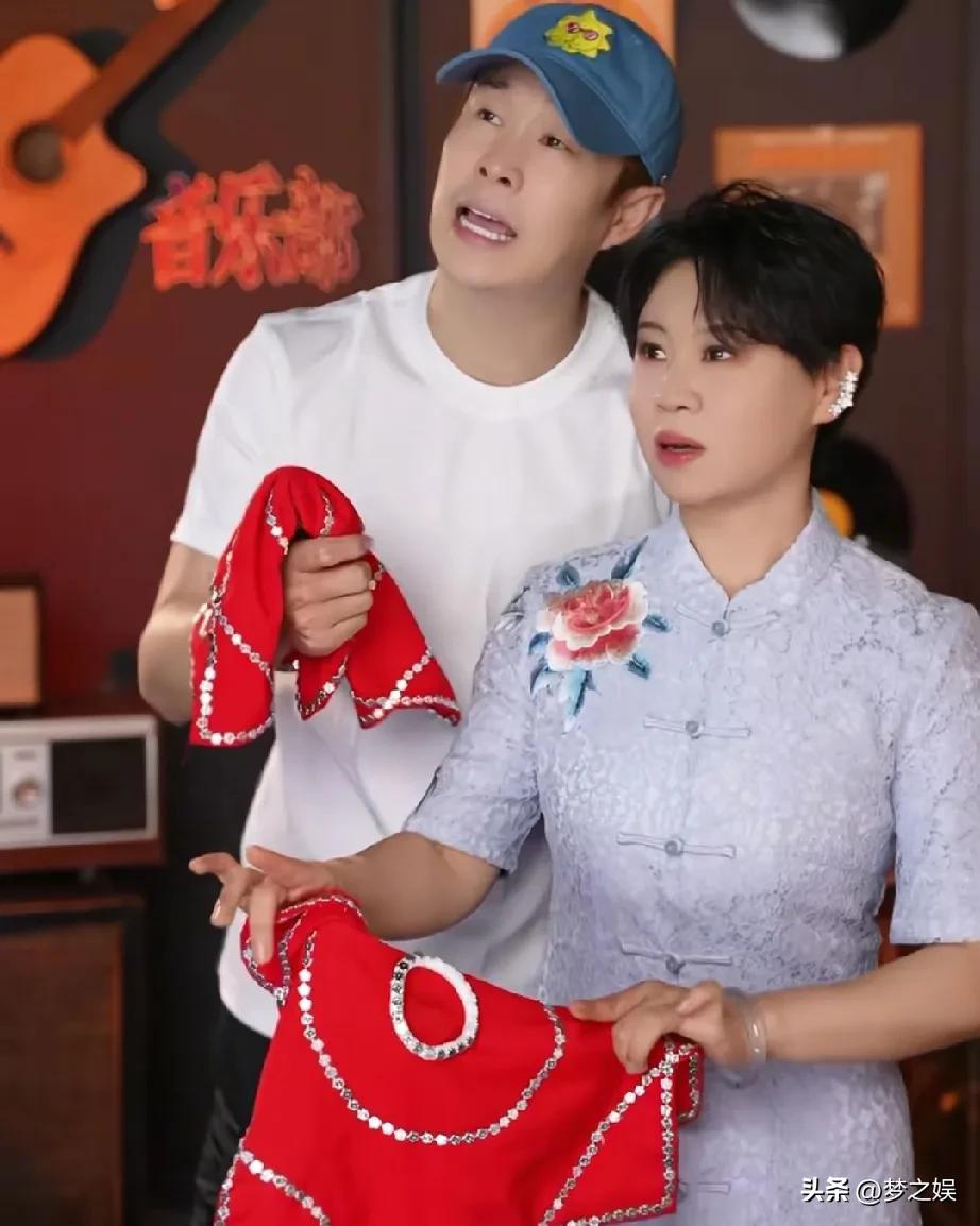 小沈阳，厉害了，和媳妇真是完美搭档啊，唱歌同台，二人转同台，而且小沈阳和媳妇从来