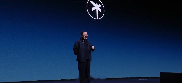 【罗永浩说AI写的太好了罗永浩说觉得人类快被淘汰了】今日晚间，罗永浩年度科技创新