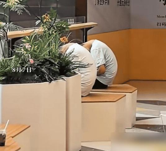 “彻底废了！”山东，一名女子逛商场，看到不远处有两个男孩低着头不知道在干什么，于