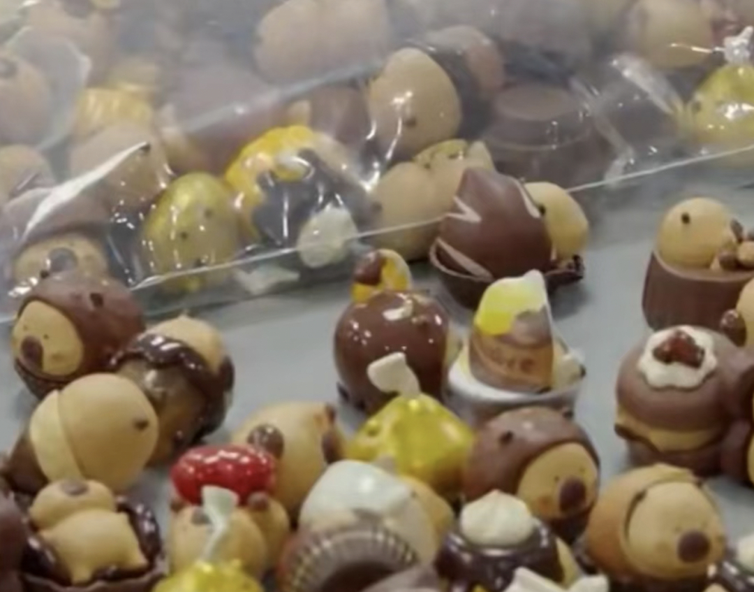 【#情侣潮玩店偷上千个玩偶被刑拘#】#情侣偷上千个玩偶二手平台低价售卖#近日上海