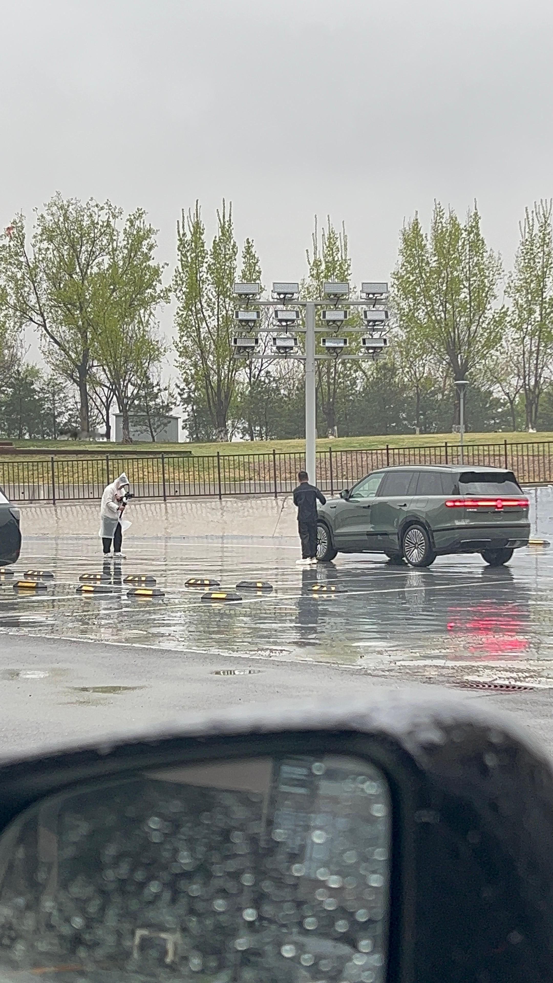 为什么不太好意思？是看着我们太心酸了吗Ps:当时视频在收尾突然就下雨了下次请勇敢