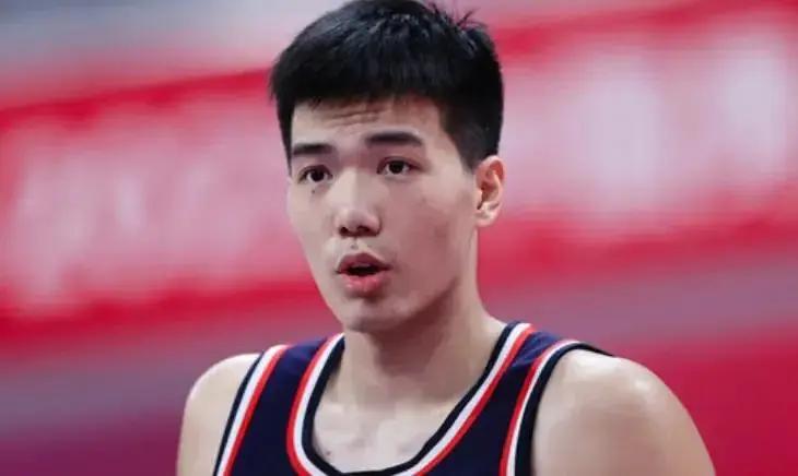 作为广东队的球迷，
看到焦泊乔因为“私人事务”离开球队，
回去修整，内心是有一点