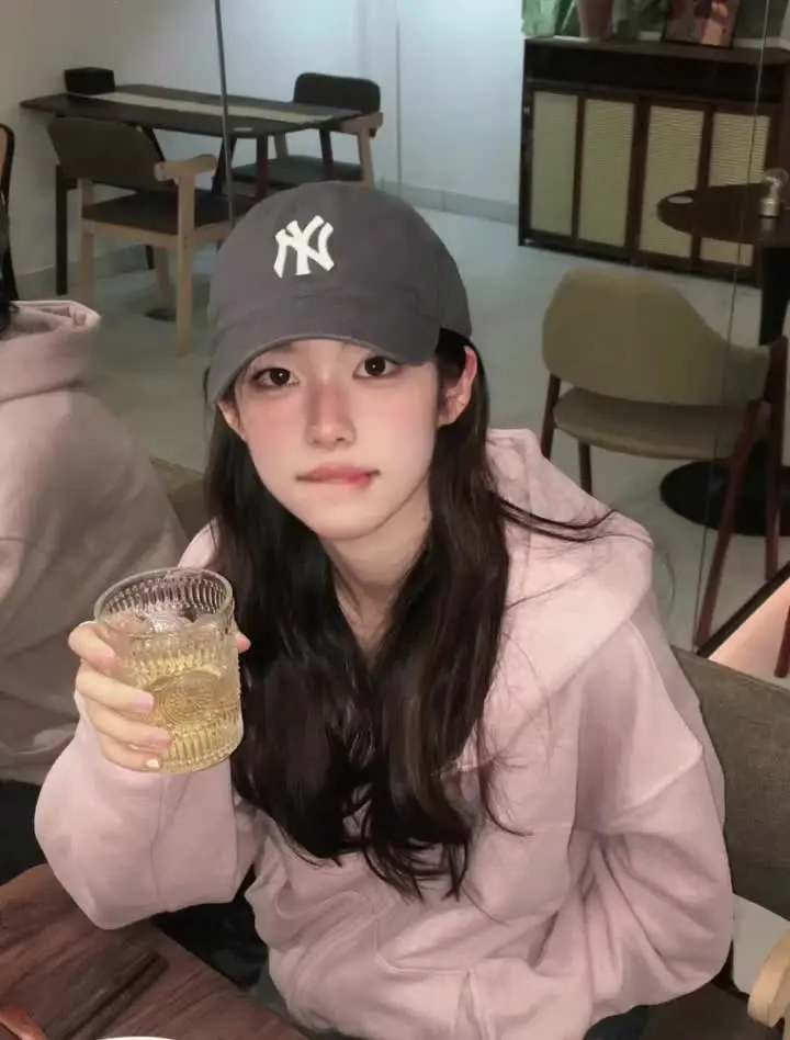 门铃响了 我本来想装听不见 可他敲了很久 我想无所谓 爱的人会破窗