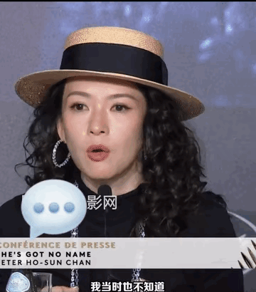 赵丽颖听着冯小刚讲述删掉自己用心出演的片段时，脸上一直带着淡淡的笑容，她的情绪很