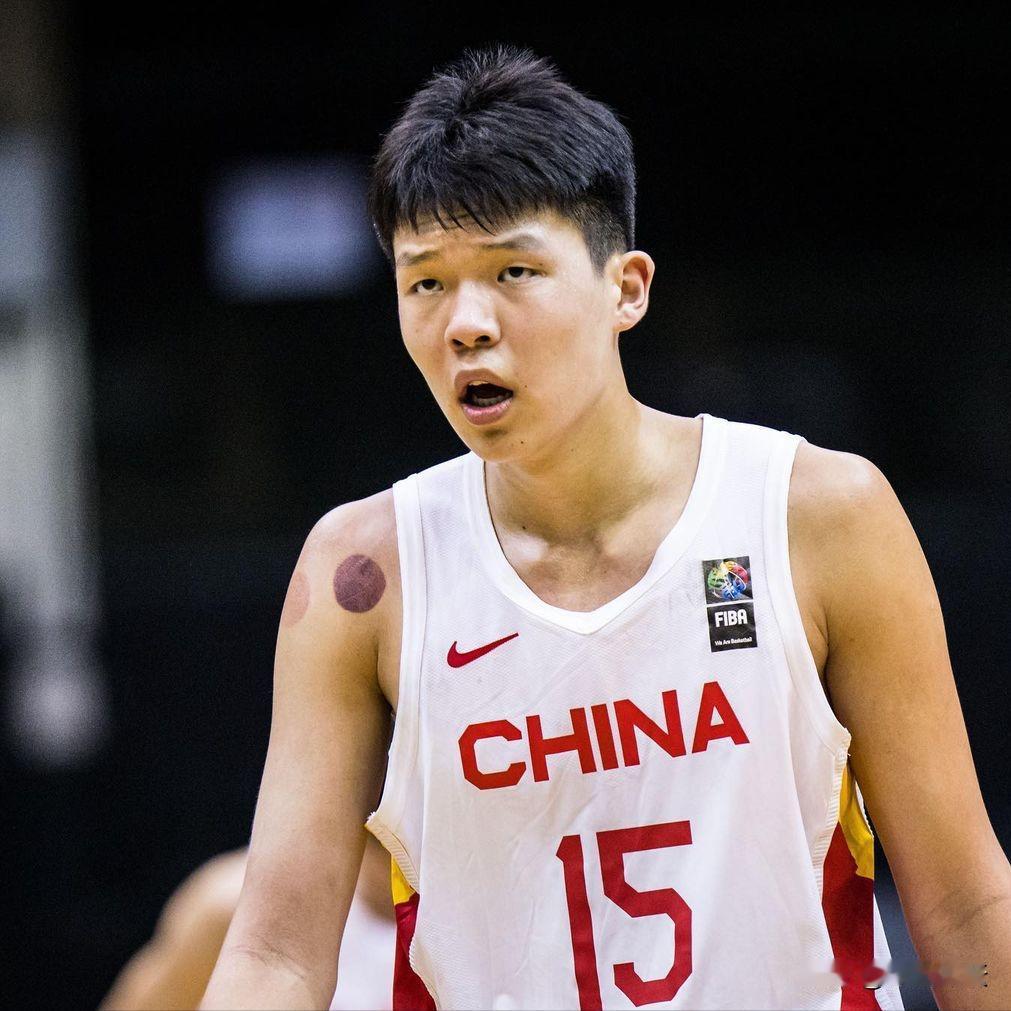 杨瀚森啊杨瀚森。

ESPN更新第一期2025年模拟选秀排名，杨瀚森入选，预测次