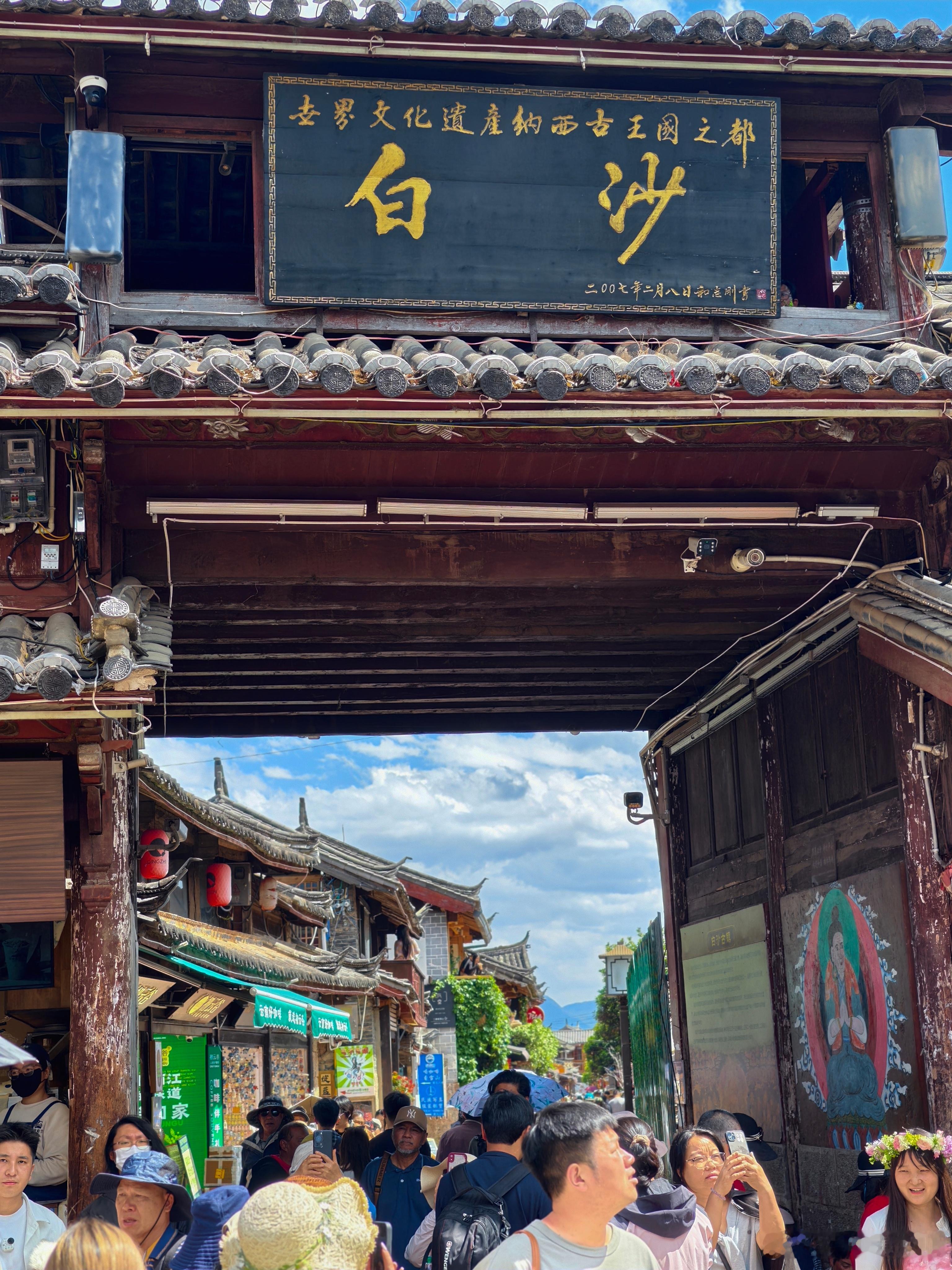 最近其实算是丽江的旅游淡季，连古城里面的街道大部分时间还属于比较冷清，但玉龙雪山