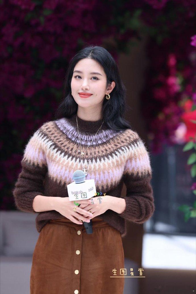 杨采钰产后复出首秀 深圳BASH活动现场，她以一袭简约剪裁的深色套装亮相，利落线