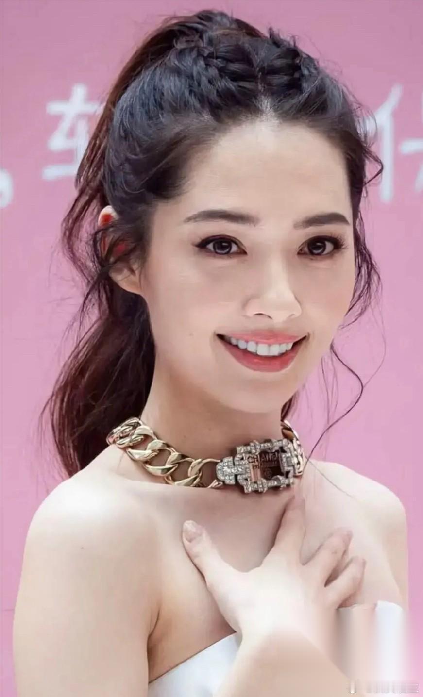 难怪看人刁钻的向太一直喜欢她， 恋爱多次的向佐，也深深爱上了她。 郭碧婷两个很大