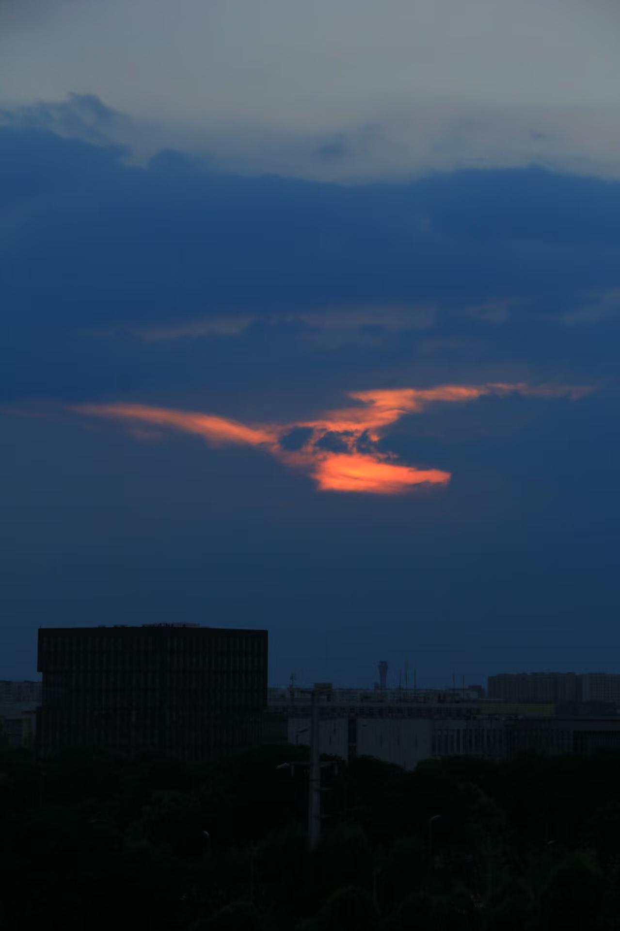 治愈系天空瞬间 被晚霞治愈的一天 舜间捕捉天空的美 沉溺天空的美 去看可以治愈一