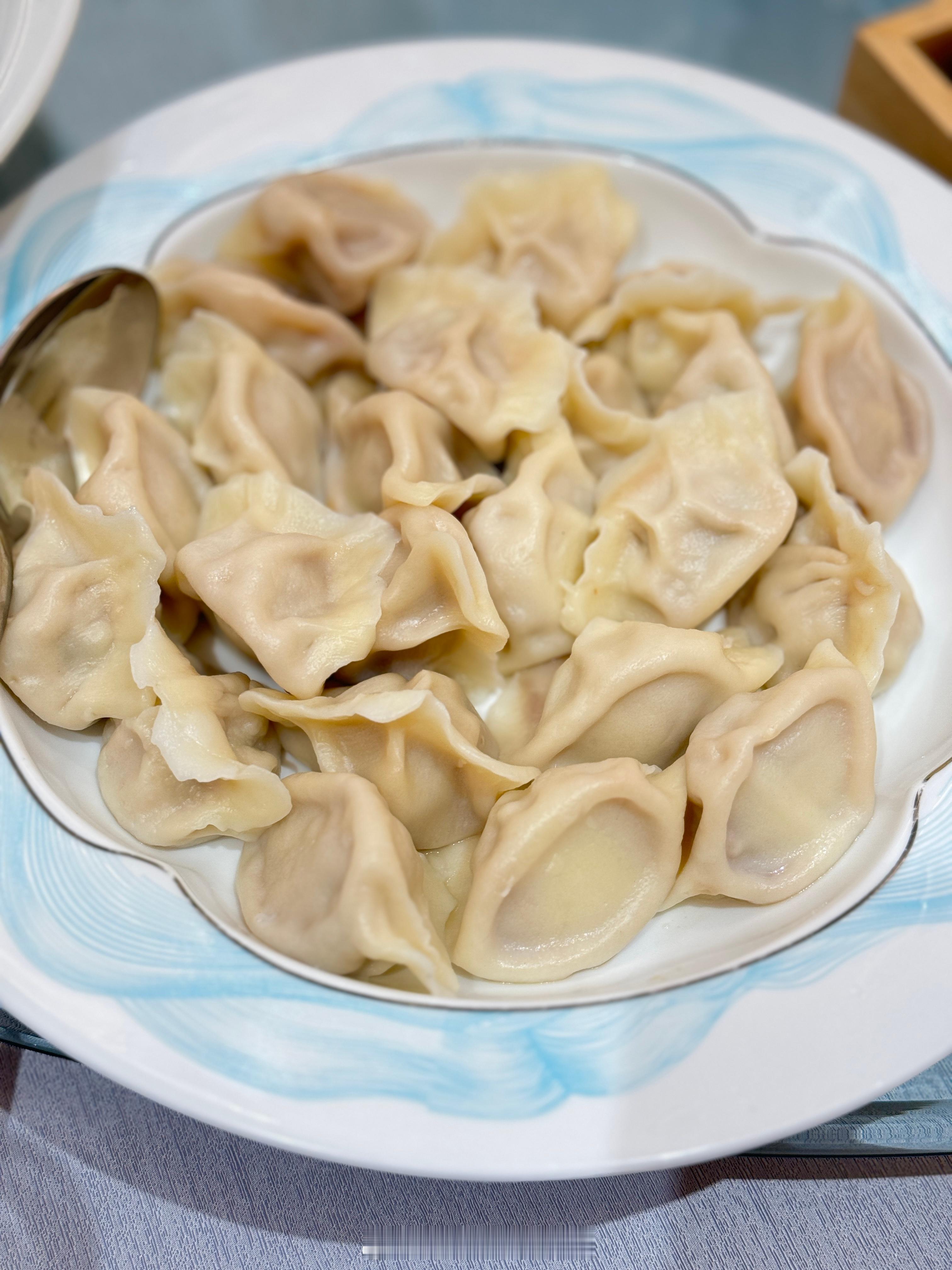 小年吃饺子🥟寓意着团圆和幸福🏮  