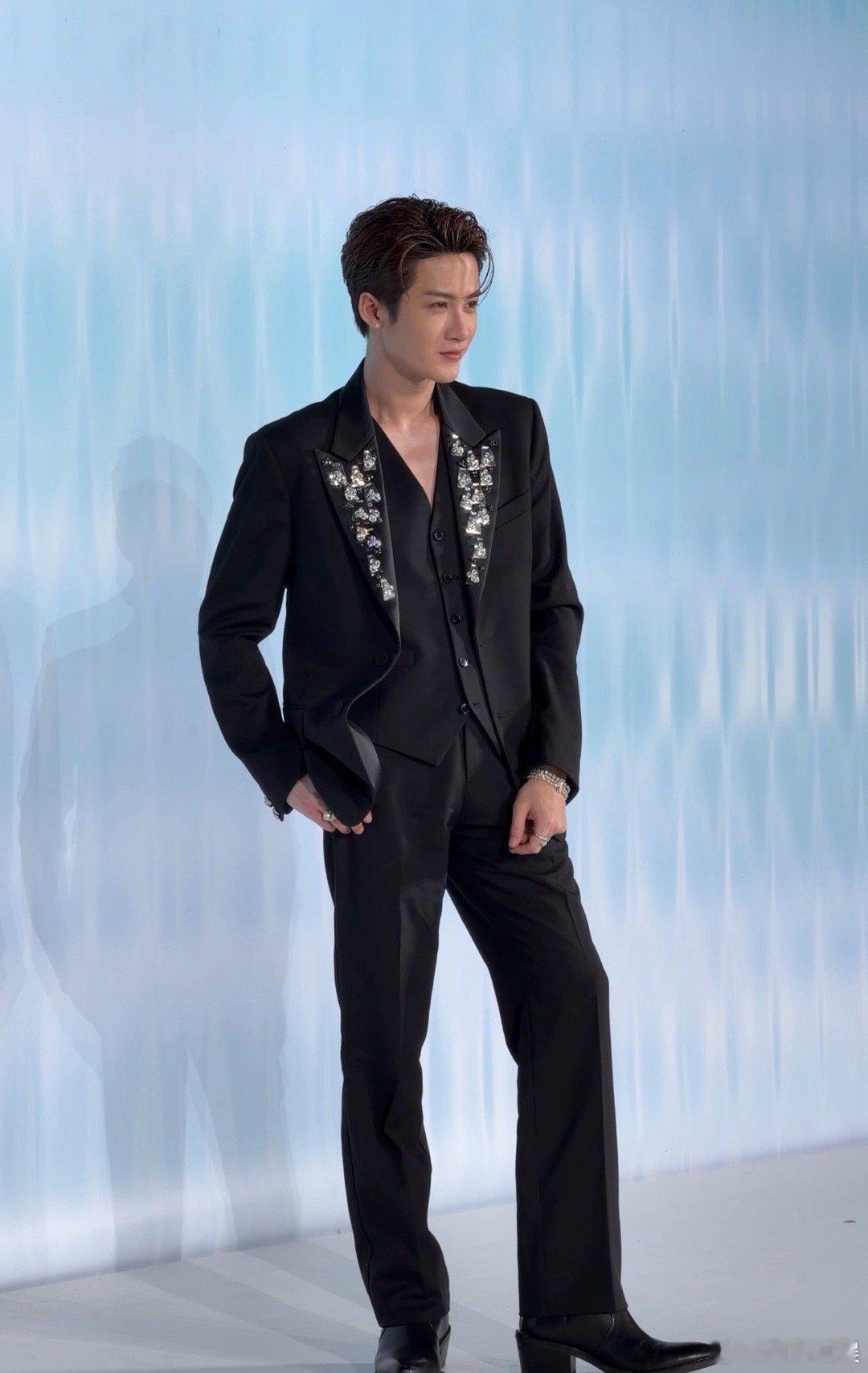 檀健次又在红毯偷笑 哥下次能不能不要偷笑，咱大大方方的，有这张脸不管放在哪里都很