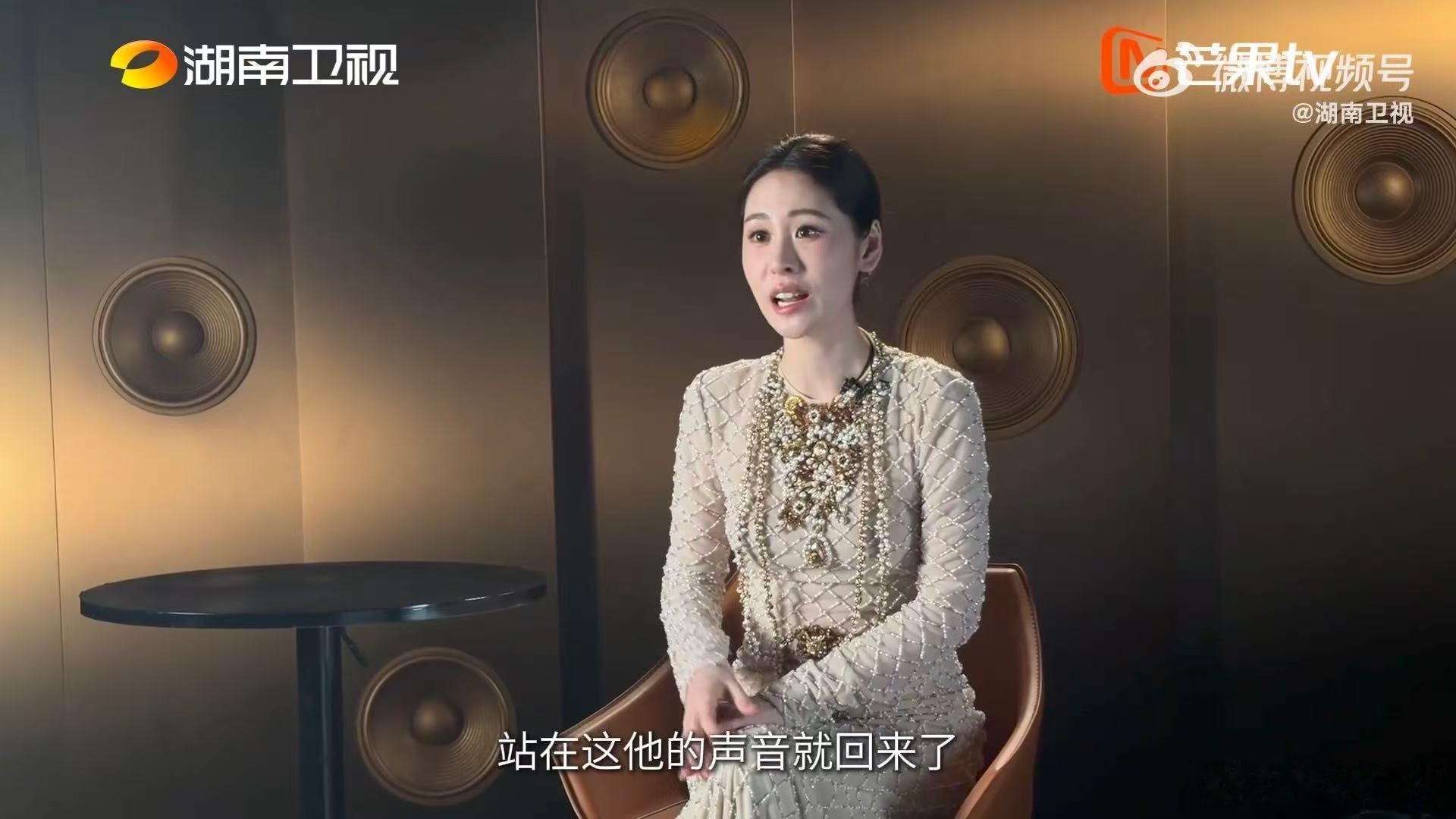 张碧晨曝何炅主持歌手前失声何炅曾登台前失声听完这段幕后瞬间破防，失声到说不出话的