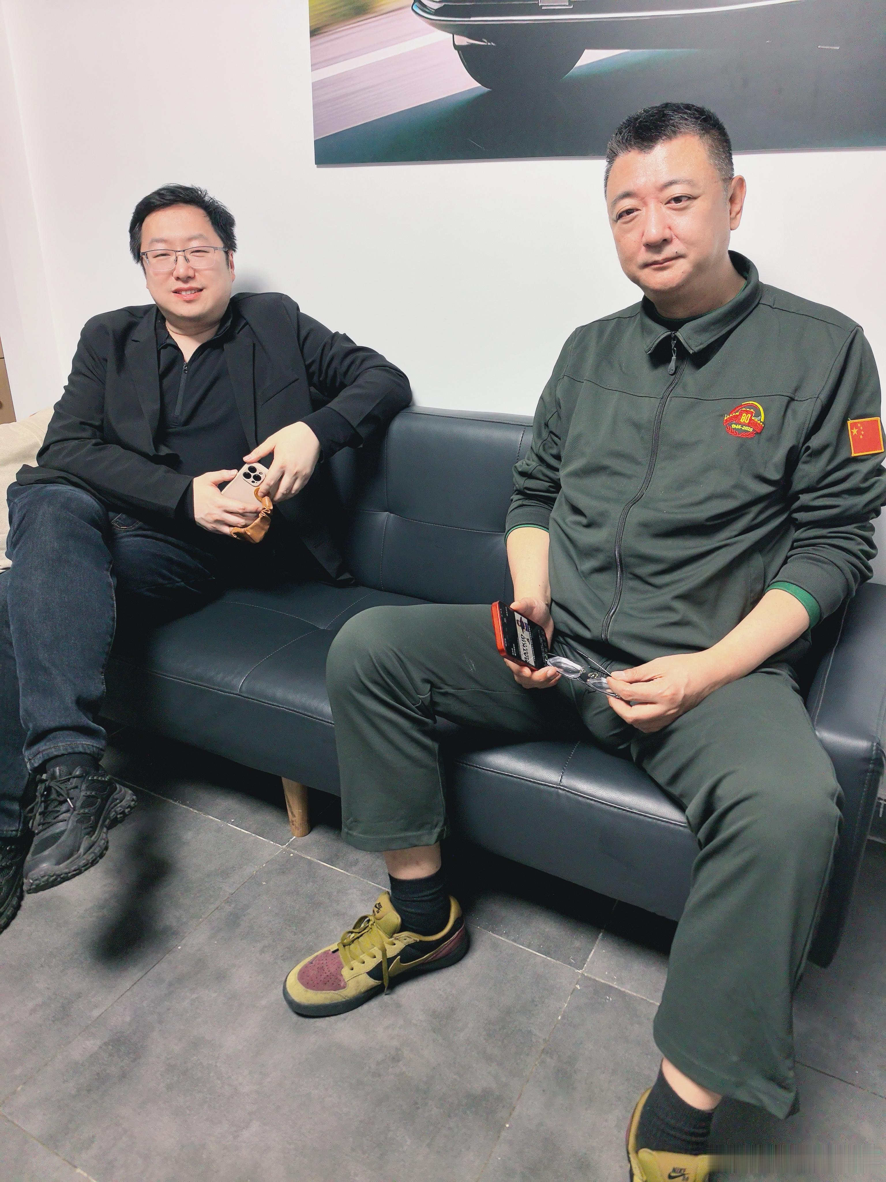 红旗🚩黄董事长白色T恤和我绿色同款。做股权投资的闫总是投AI漫剧的甲方爸爸你懂