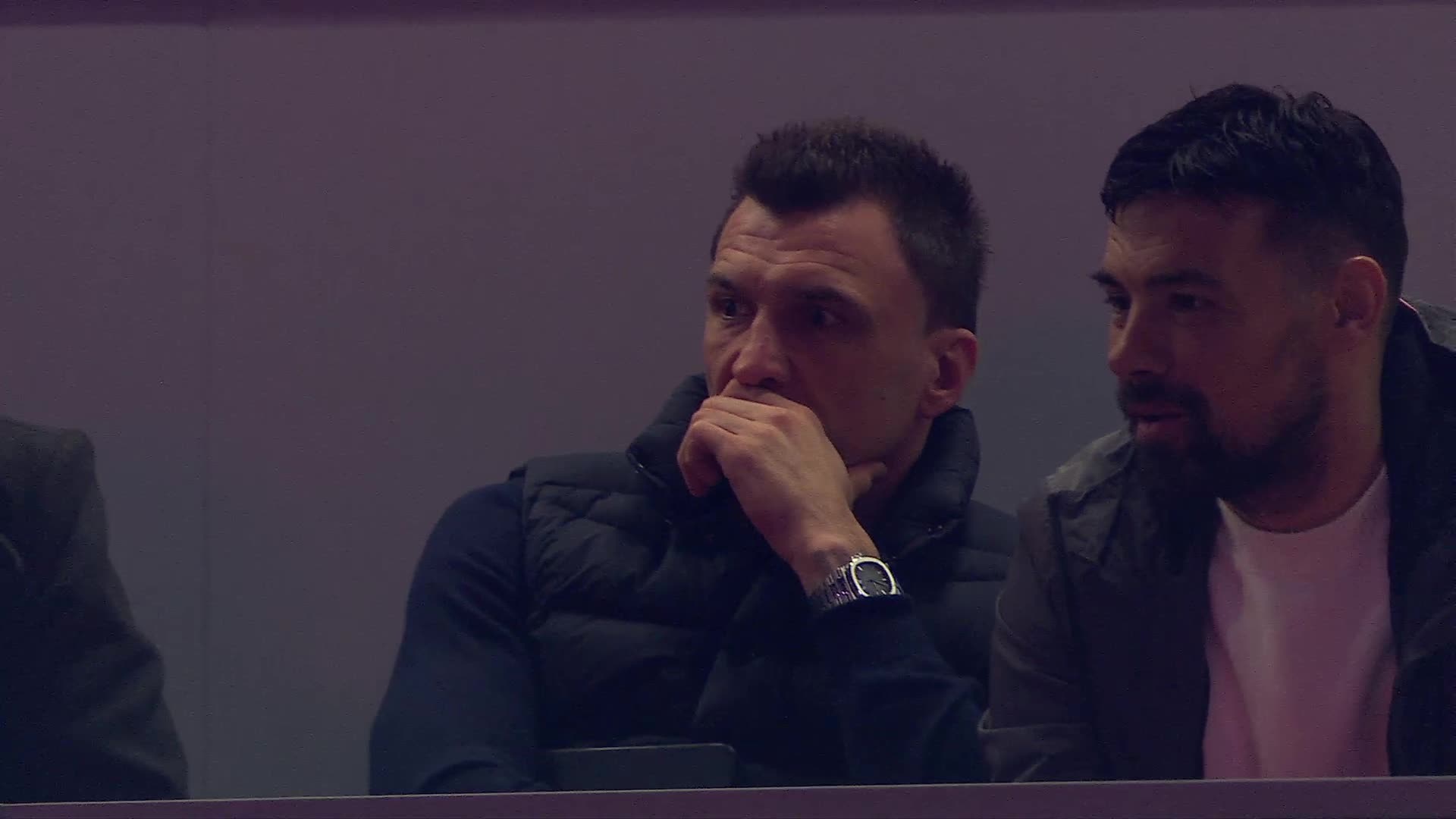 【📸】 🔴⚫️ 曼朱基奇🇭🇷现身米兰德比现场。sempremilan