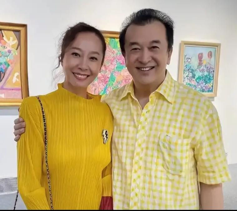 24次登春晚，65岁靠人搀扶走路，职务被免，黄宏现状如何了？娱乐 明星