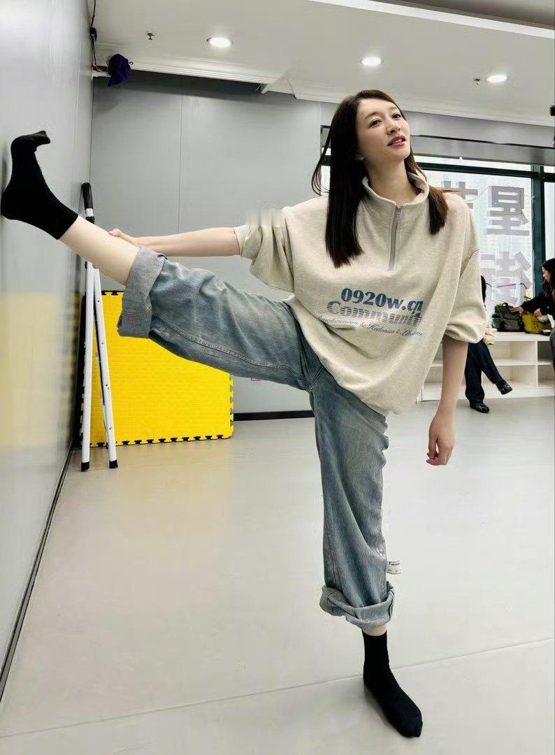 李小冉满50减20谁能想到站上《乘风2026》舞台的李小冉已经快五十岁了!皮肤透