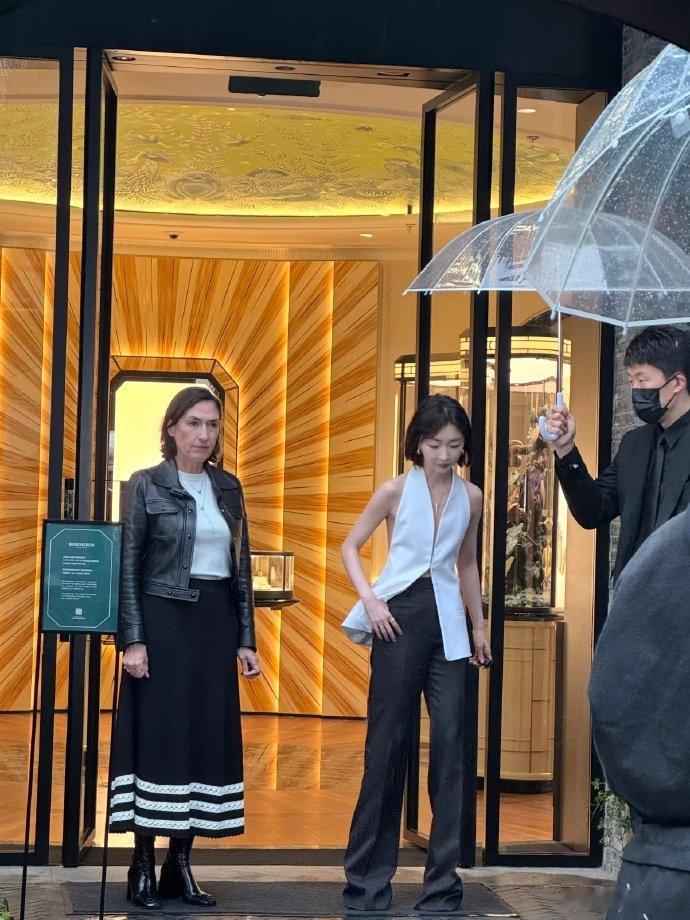 周冬雨上海活动生图生图里的她气质特别干净，不挑角度，随便一拍都很好看。上海偶遇周