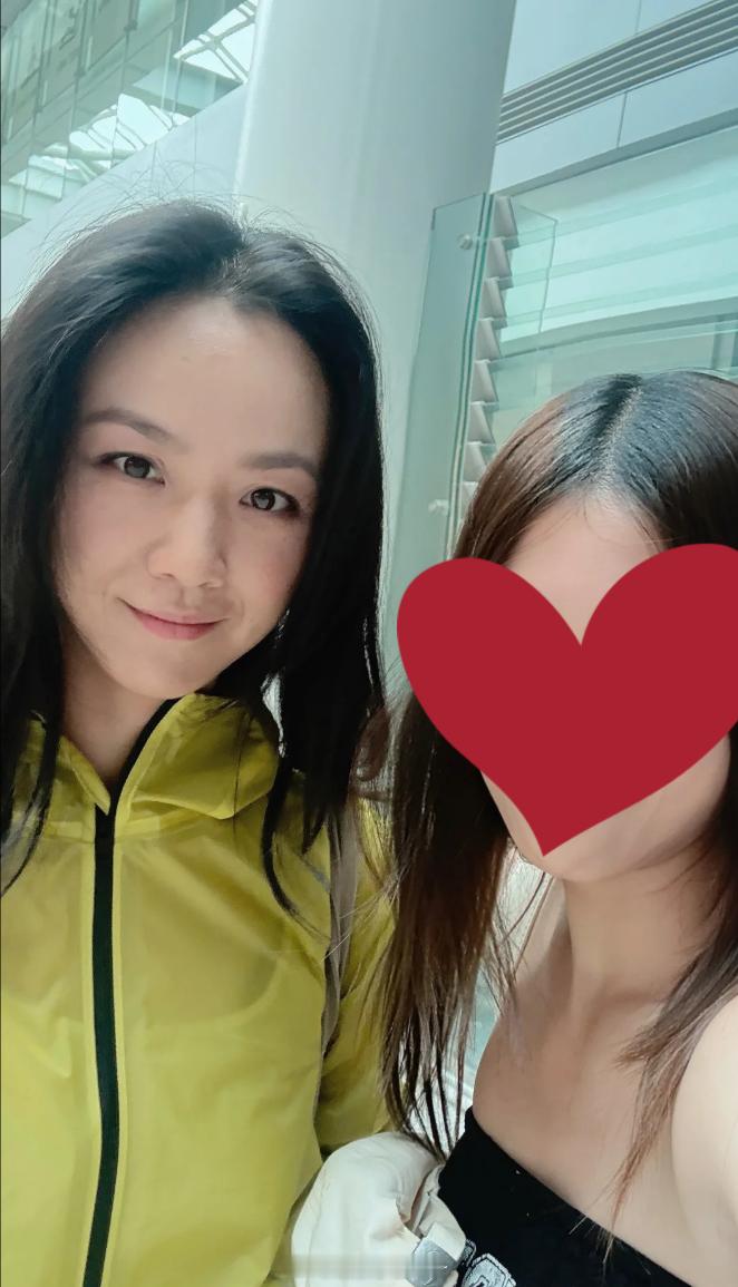 汤唯和路人合照 昨天汤唯现身机场，素颜也特别特别美丽的美汤！ ​​​
