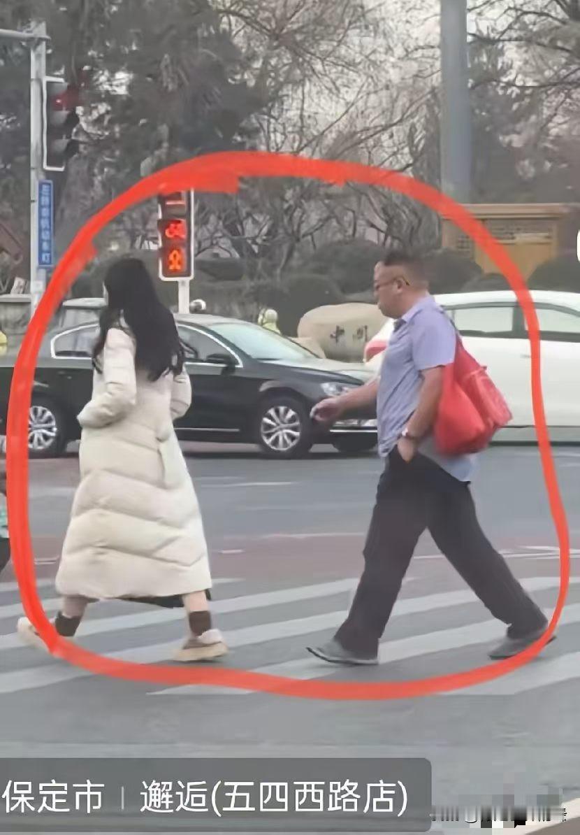 这是前几天的保定街头，感觉这人有特异功能加持。记得看过一个科技文章，说英国一女子