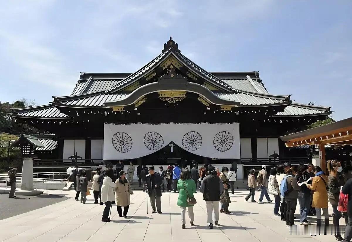 这些日子，大家碰面聊得最多的话题就是“搞事”。
老刘头说：“小鬼子就是欠揍！这次