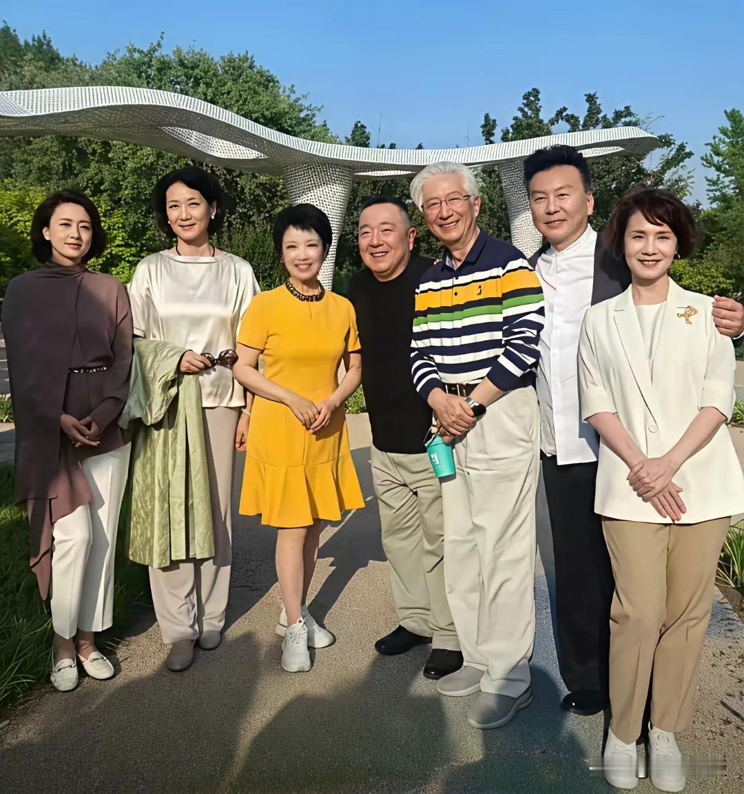 一张张熟悉的面孔，曾经都是家喻户晓的央视主持人。时光匆匆，如今他们都已经退下舞台