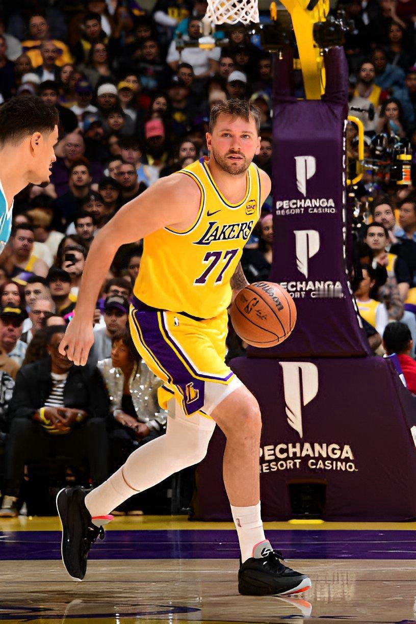 图一：去年8月下旬，男篮欧锦赛之前图二：2026年1月16日，湖人对阵黄蜂 