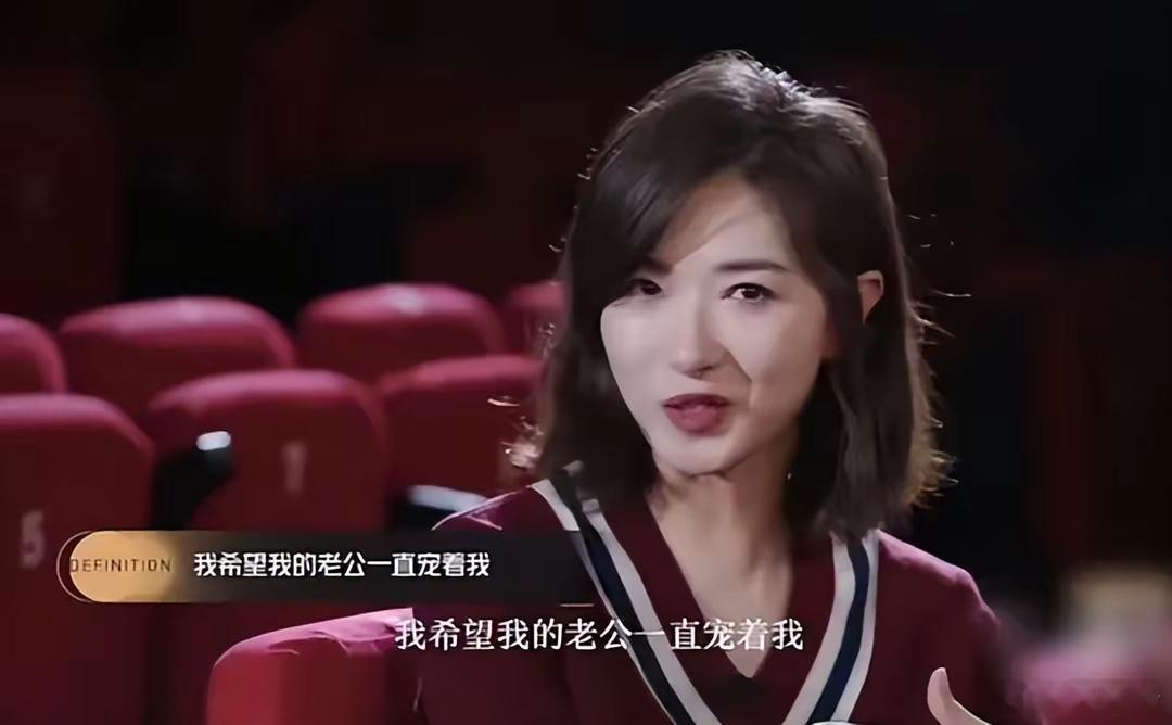 哈哈哈哈哈哈我姐头发染绿是在回应老公幽会美女吗？就喜欢万茜这股劲儿！哈哈哈哈哈[