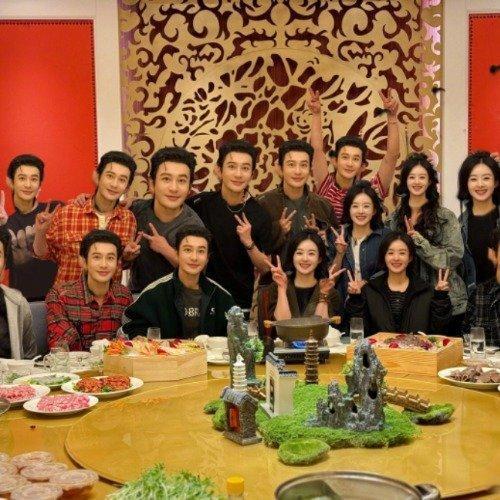 10个黄晓明5个赵丽颖聚餐这应该是《造城者》中黄晓明和赵丽颖的不同造型，这样看上