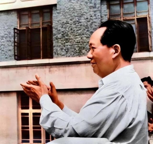 1949年9月30日，毛泽东以575票当选主席，距离“满票”缺了一票，周恩来找到