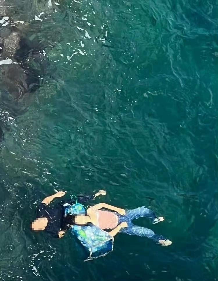 河北某高速交警被硬杠
12月18日，有河北网友转发“野三坡高速隧道事故”视频，表