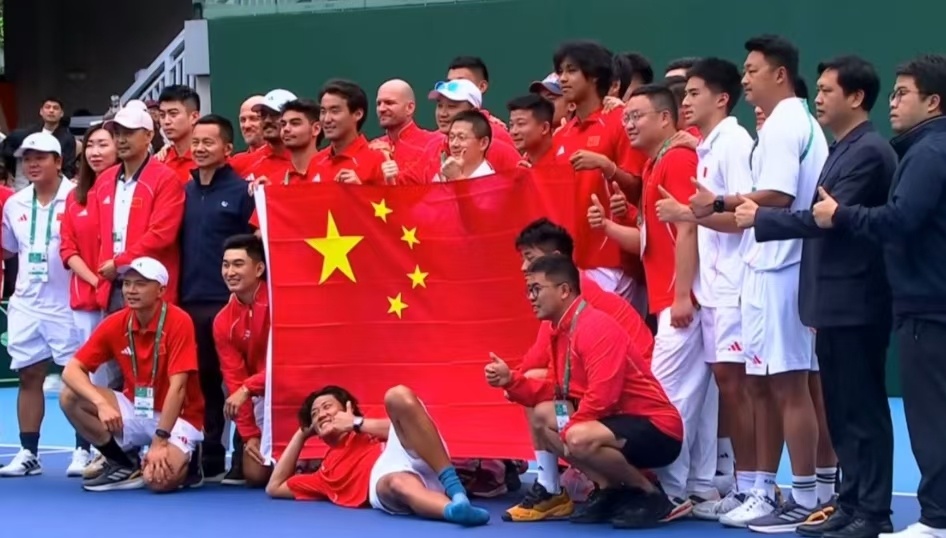 哈哈哈，张之臻的pose 666啊～ZZZ今天真的很slay！单双打双杀博尔热斯