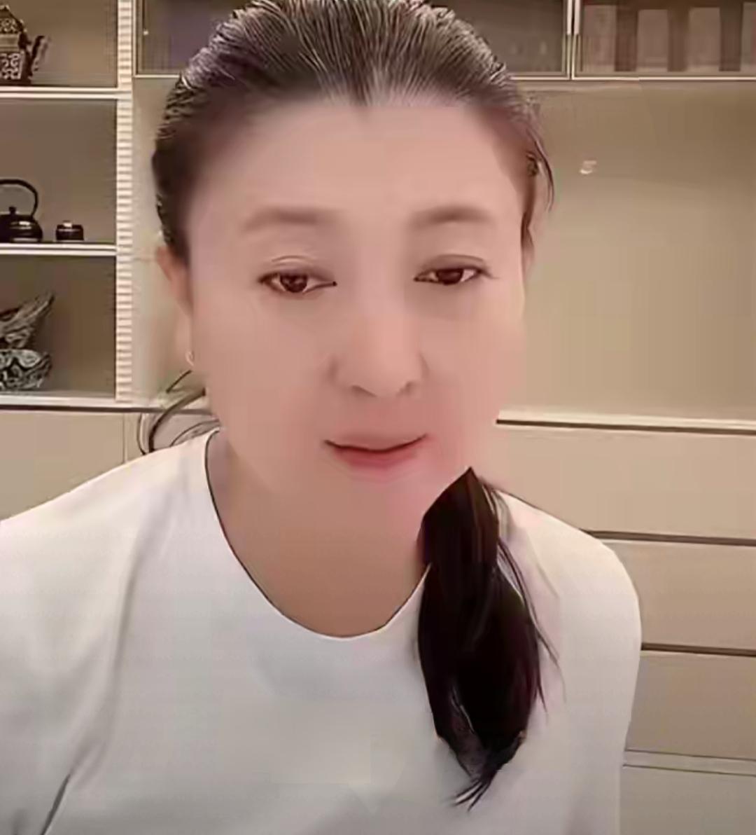 闫学晶代言品牌遭网友抵制，此前直播“哭穷”引发网友不满，自称“儿子年入几十万难养