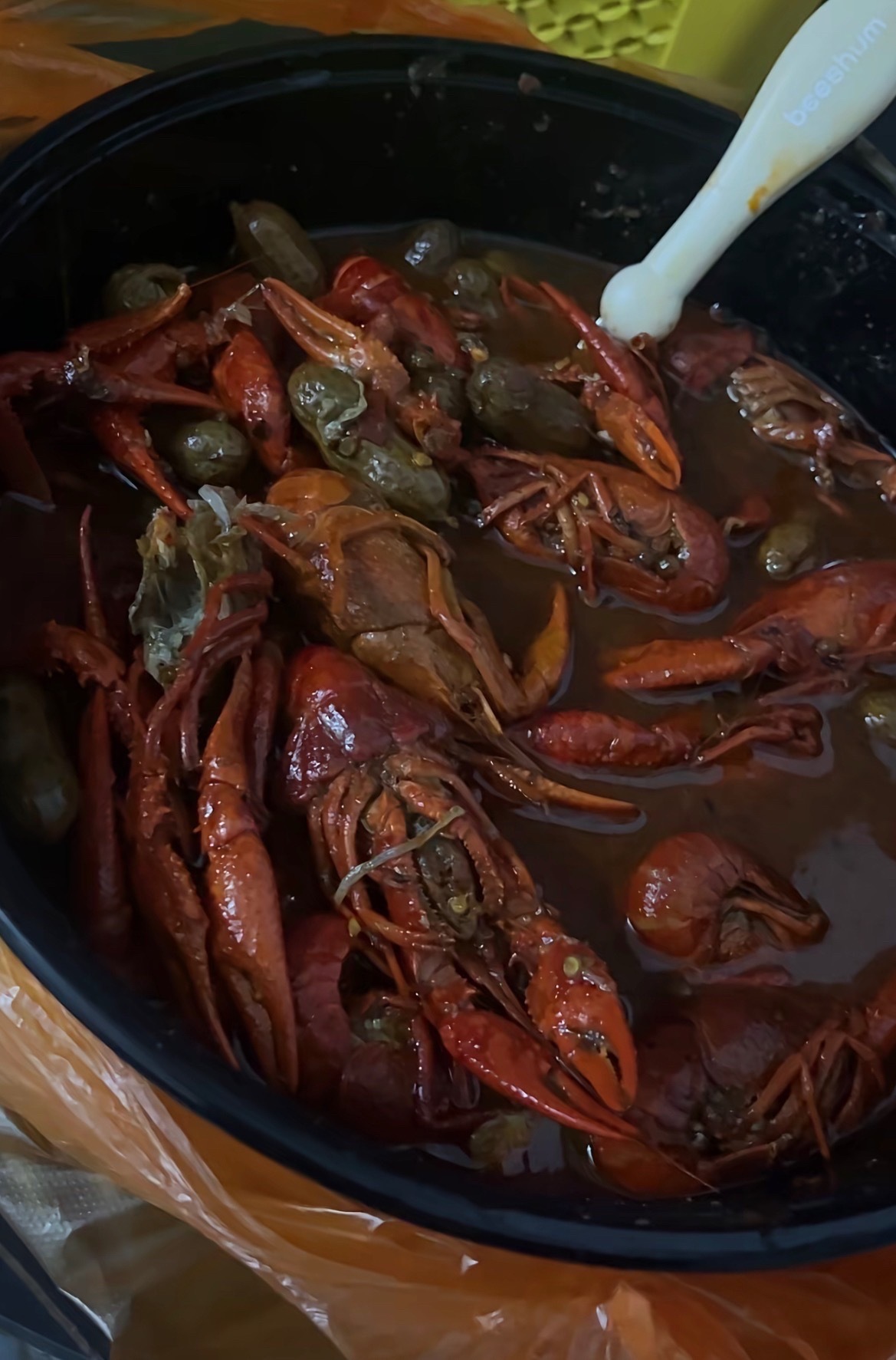 近日，网友反映：玉林某店的小龙虾肉质松散虾肉都黑了，一股腥臭味，第一次吃那么难吃