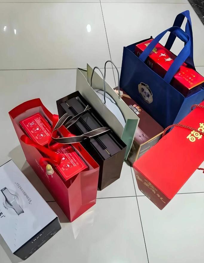 今年走亲戚，送礼彻底不装了！
真的太明显了！
今年过年走亲戚，送礼风向全变了！