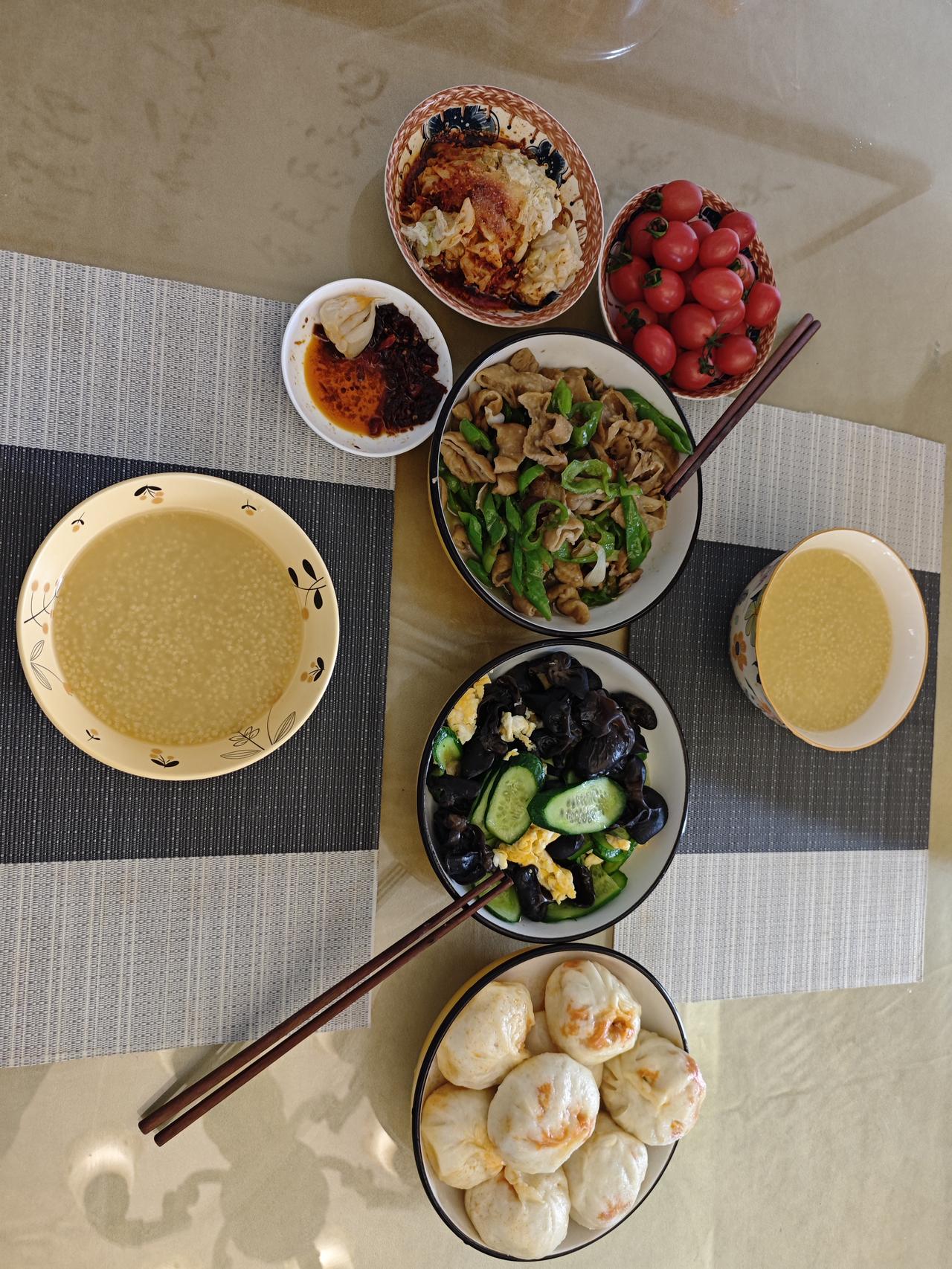 在家学做建德包子

前年到浙江建德住过一段时间，几乎每天去吃当地的建德包子。老婆