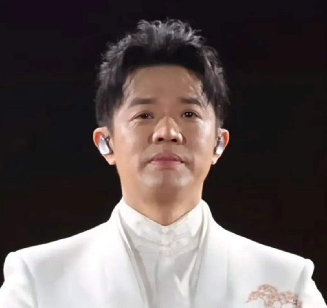 华语乐坛德艺双馨的老艺术家凤凰传奇最近也起风波！很奇怪，凤凰传奇平时穿的衣服都是