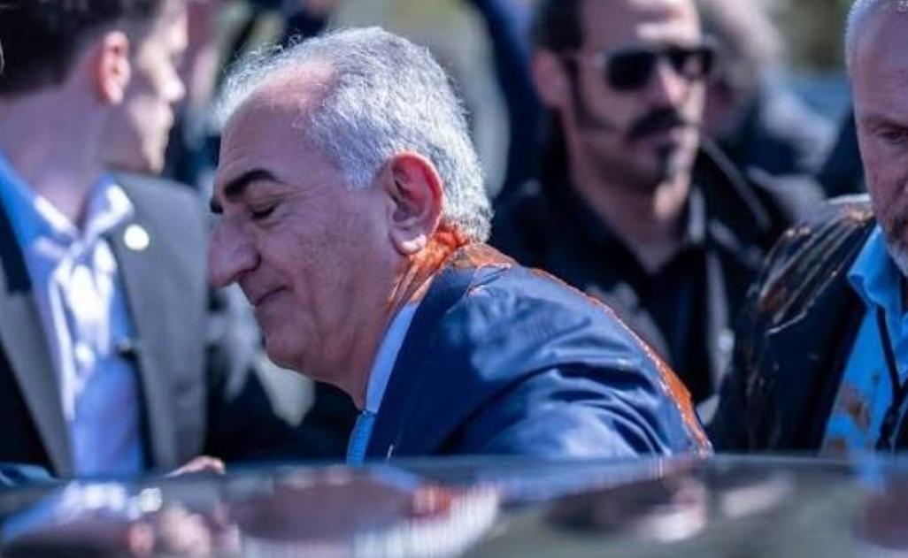 惨!伊朗流亡王储遇袭

这个“惨”字，得打个问号。他是被泼了红色染料，弄脏了西装