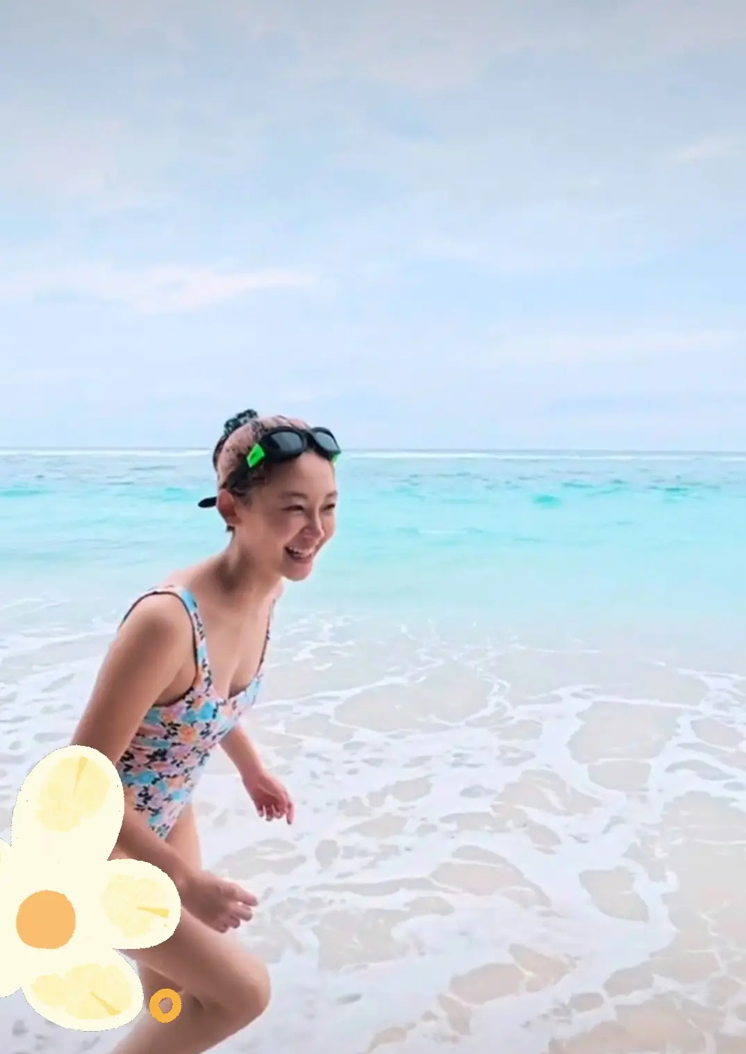 郑恺镜头下的苗苗，阳光热情又少女。郑恺分享家人度假画面，苗苗身穿泳装...