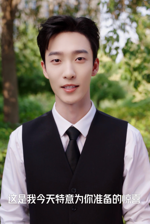 白象携手姚冠宇实力宠粉提新车白象你是懂大学生嗨点的！ 直接把短剧霸总姚冠宇空投郑